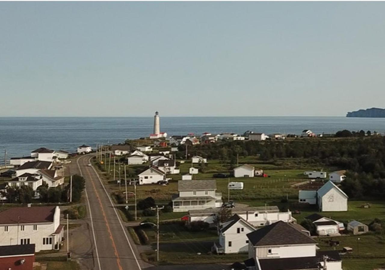 Les Cabines Sur Mer Cap-des-Rosiers エクステリア 写真